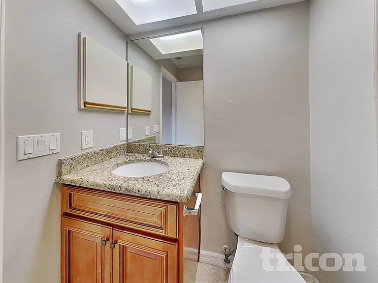 1009 Jamaica Way — Photo 10