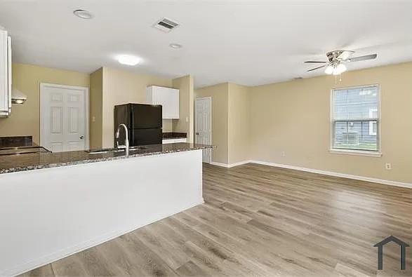 4 bed, 1368 sqft, $2,400 — Photo 4