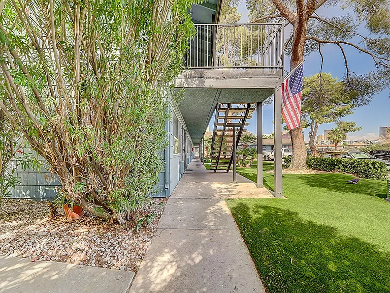 4050_Palos Verdes St-21