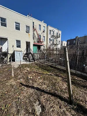 Rented by Halvatzis Realty | media 12