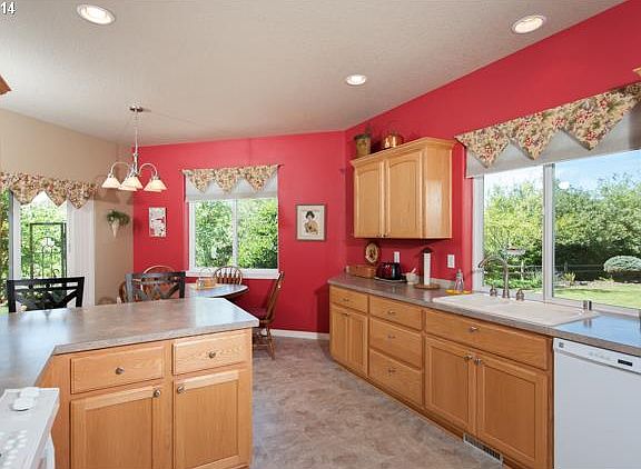 5th image of 530 E 17th Cir