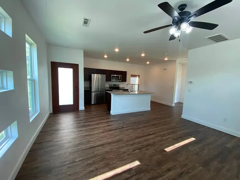 919 E Mary St — Photo 2