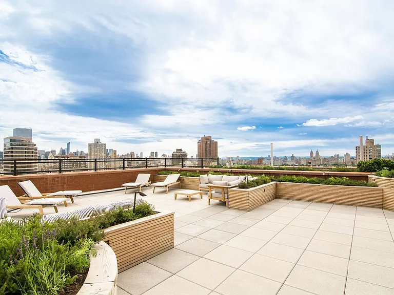 200 E 94th St #1715 — Photo 12