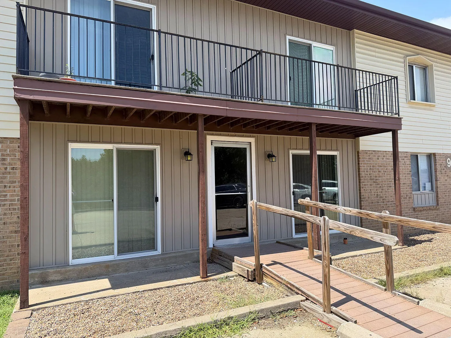 2 bed, 1.0 bath, $950 — Photo 2