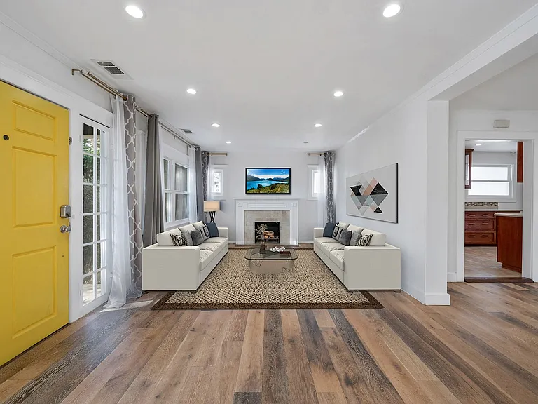 7715 Lexington Ave — Photo 2