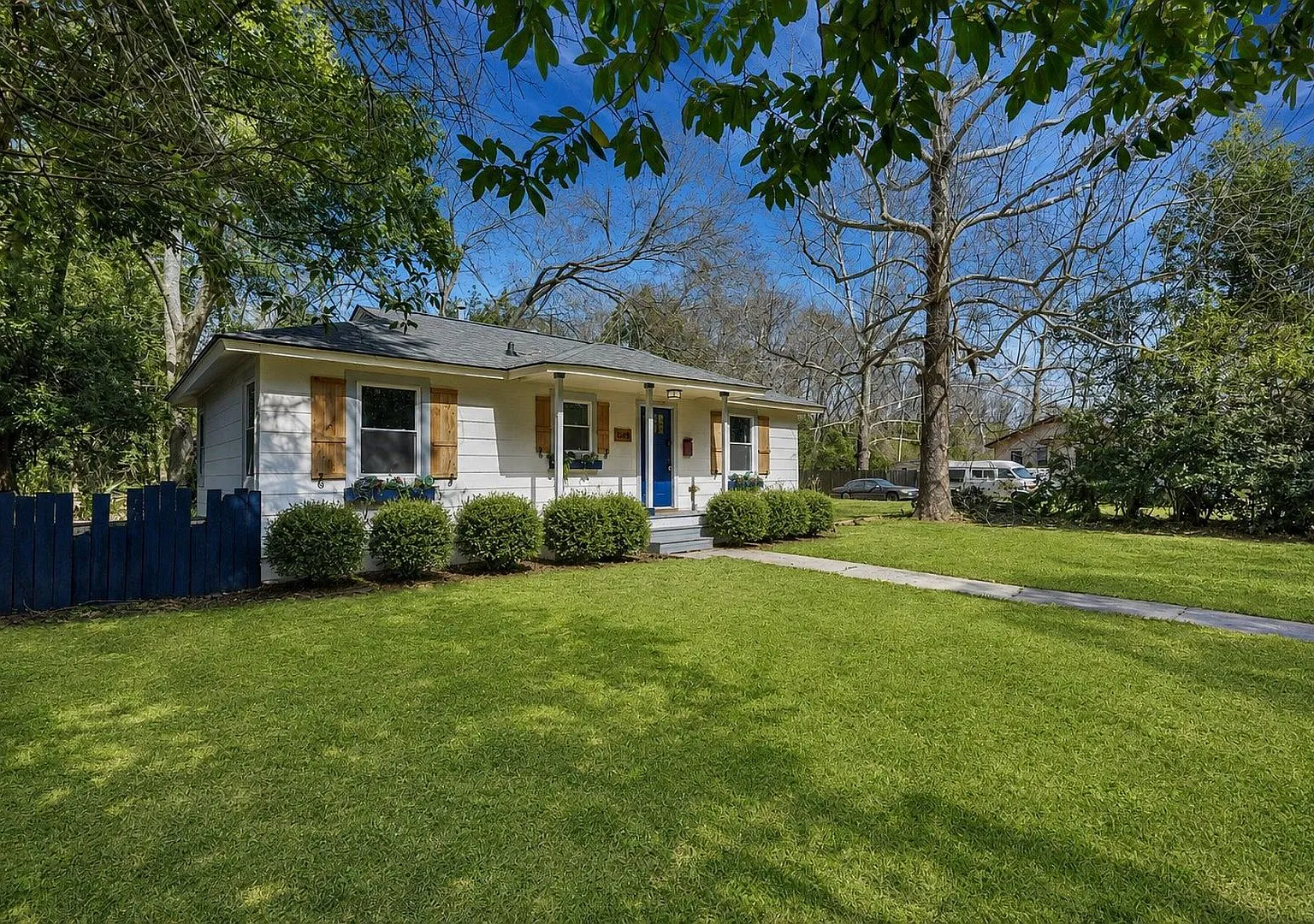 Charming 3BR Home with Outdoor Space Near Downtown Savannah — Photo 3
