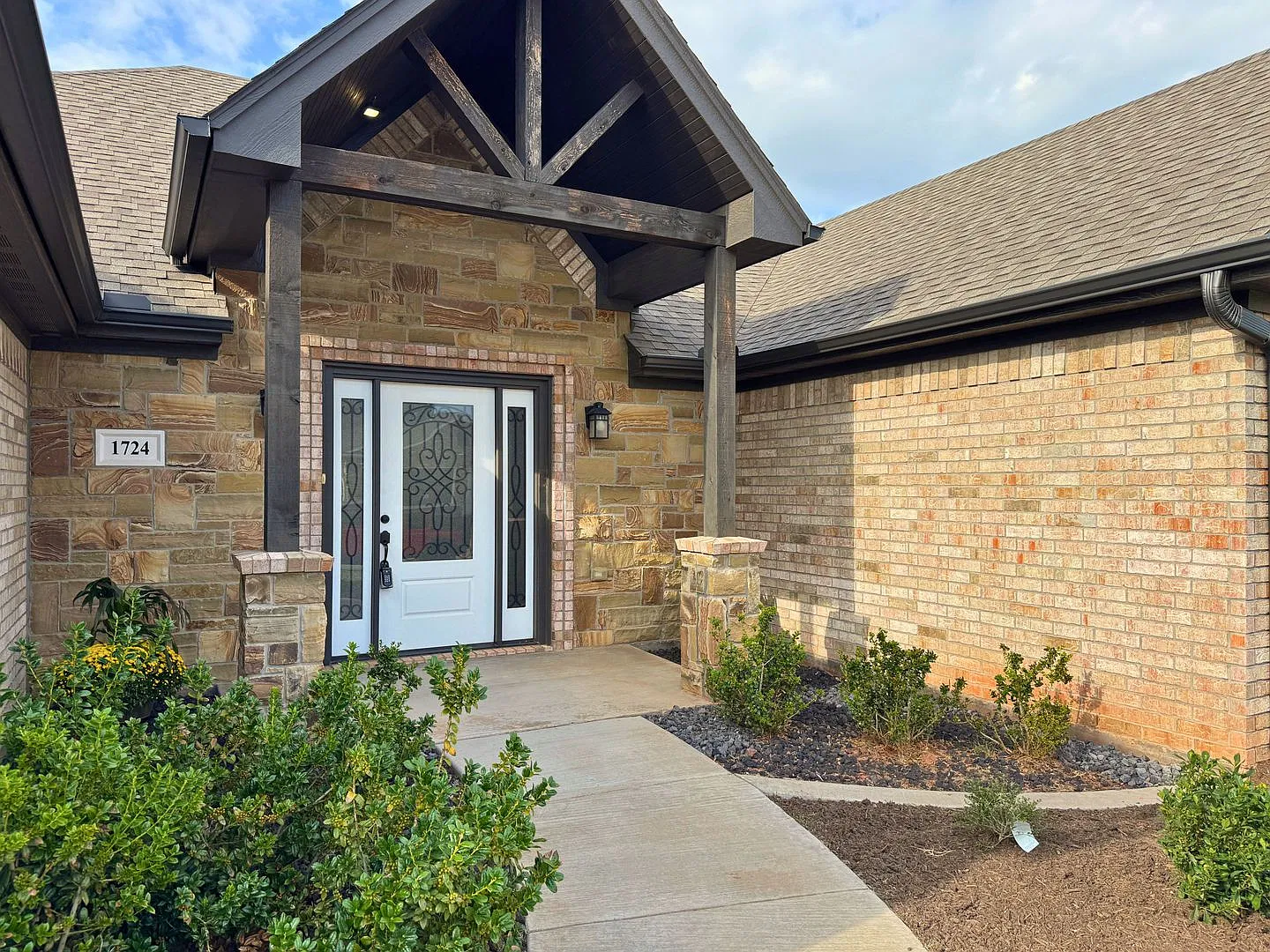 Spacious 4 bed, 2 bath brick home with 2-car garage in Stone Lake Estates! — Photo 2