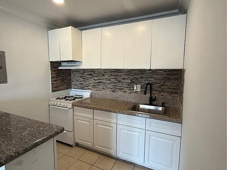 9031 Phyllis Ave #1 — Photo 3