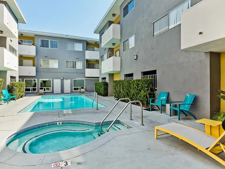 Addison Arms Apartments — Photo 4