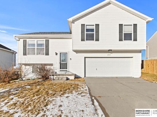 15828 Blackwalnut St, Omaha, NE 68136