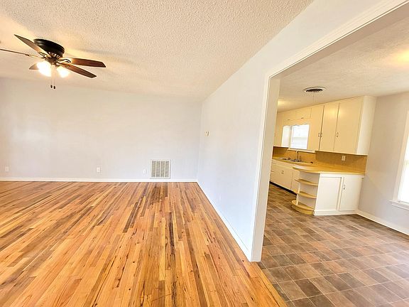 4th image of 608 Bradley Dr