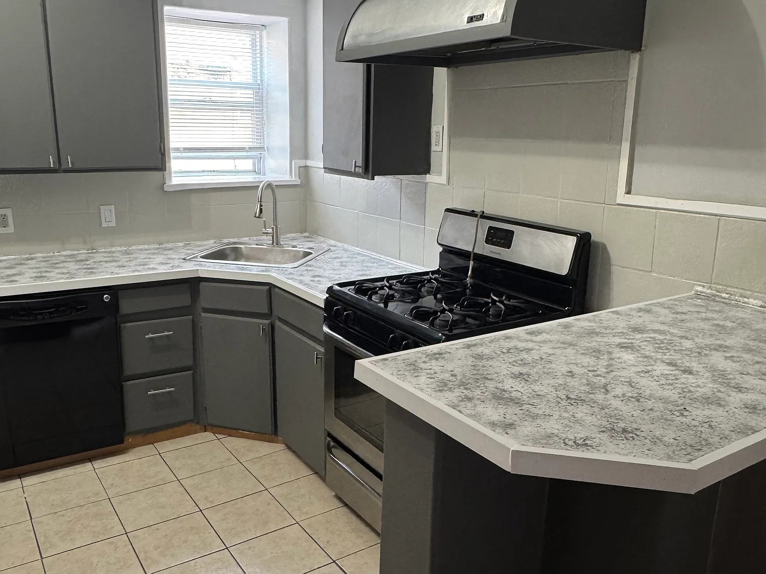 3 bed, 1090 sqft, $1,500 — Photo 3