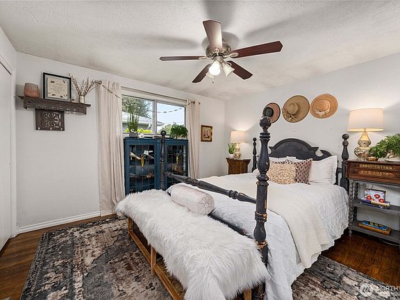 3rd image of 1001 Marshall Drive SE