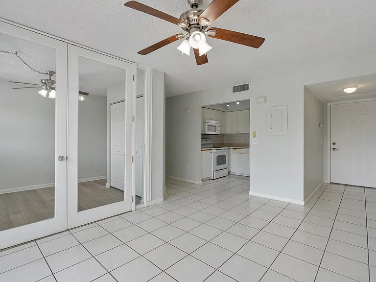 701 NW 19th St #306 — Photo 4
