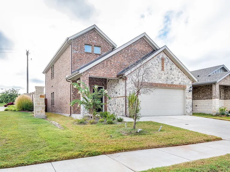 5011 Bellhurst Dr — Photo 2