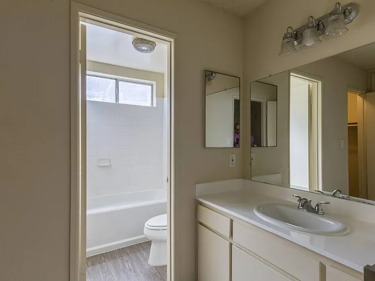 18404 Collins Street — Photo 8