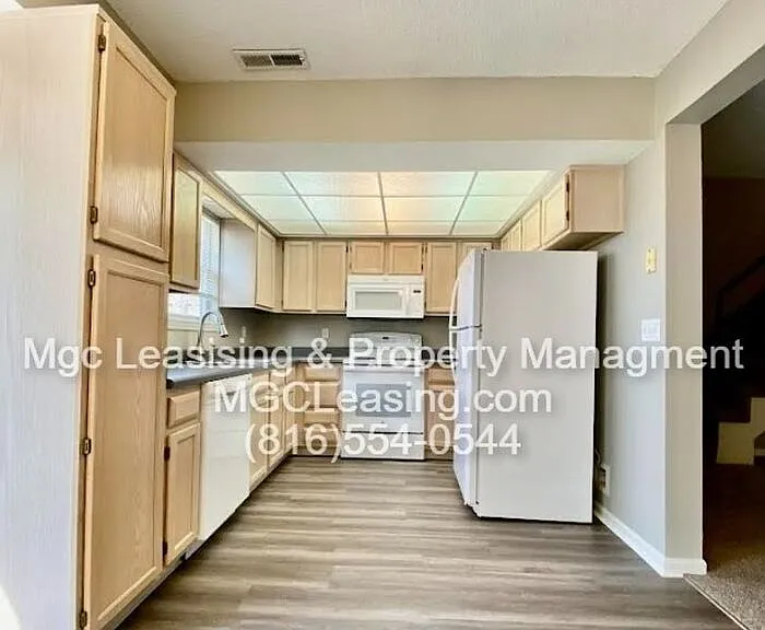 1012B NE Whispering Winds Ct #B — Photo 2