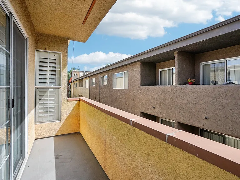 Willis Apartments — Photo 44
