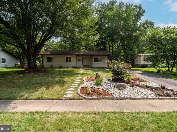 909 McDaniel Ct, Herndon, VA 20170