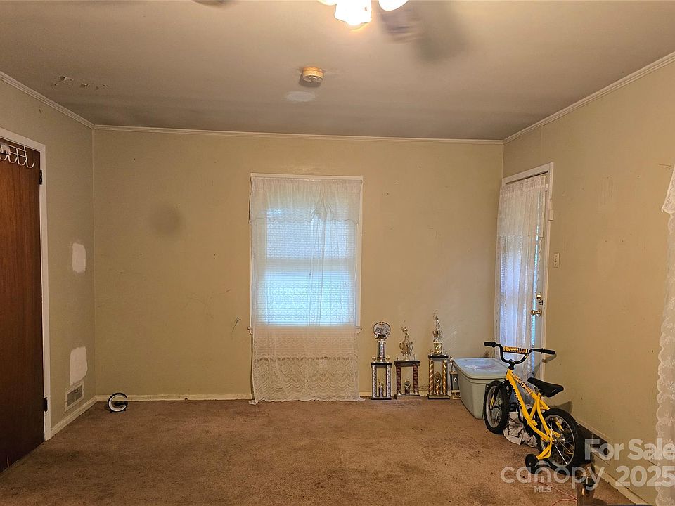 2nd image of 1527 Wickham Ln