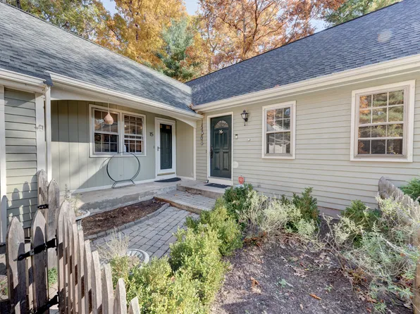 15 Crestwood Road, Simsbury, CT 06070