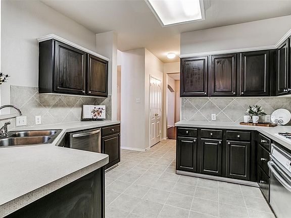 3rd image of 1621 Winding Trail Dr