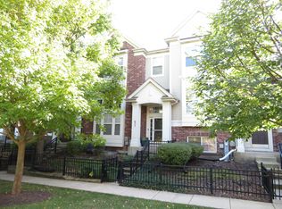 635 Grosvenor Ln, Aurora, IL 60504