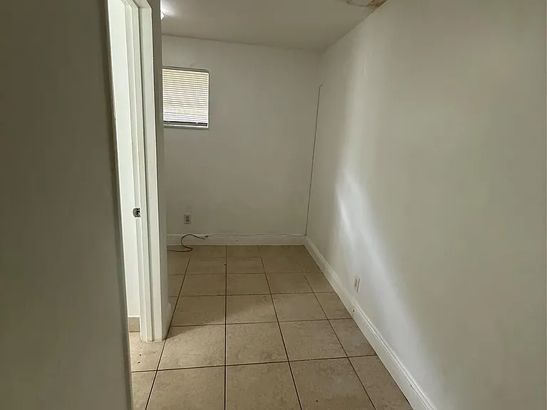 1139 NW 9th Ave — Photo 10