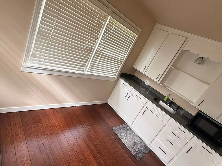 311 W 2nd St #4 — Photo 9