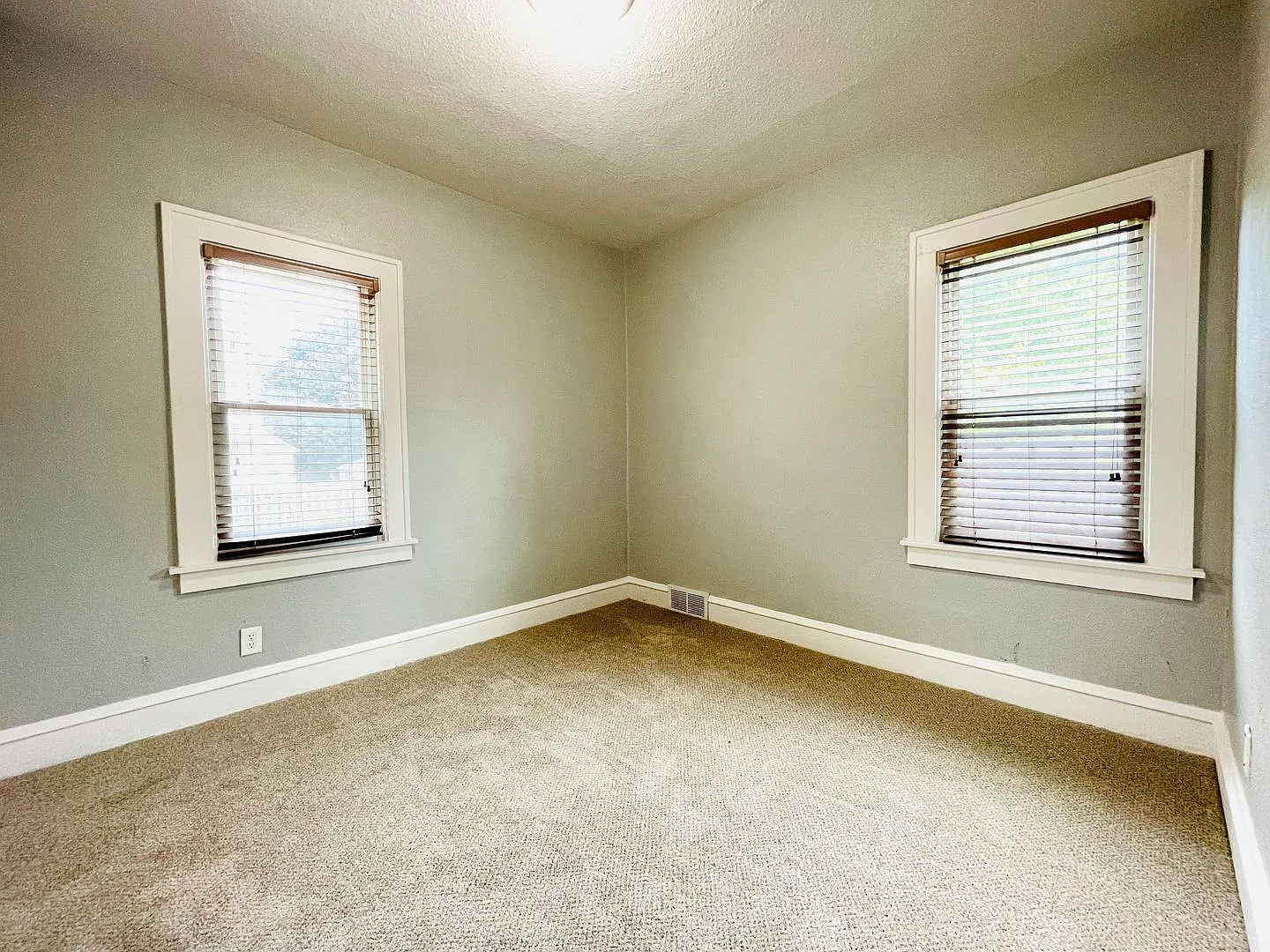 4 bed, 2.0 bath, 1574 sqft, $1,998 — Photo 3