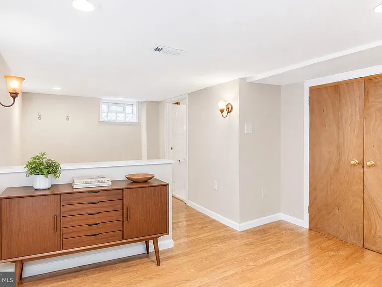 2332 Catharine St — Photo 46