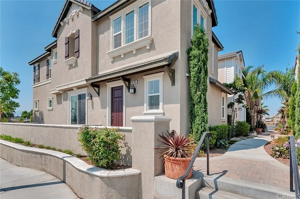 3 bed, 2.5 bath, 1554 sqft, $3,300 — Photo 1