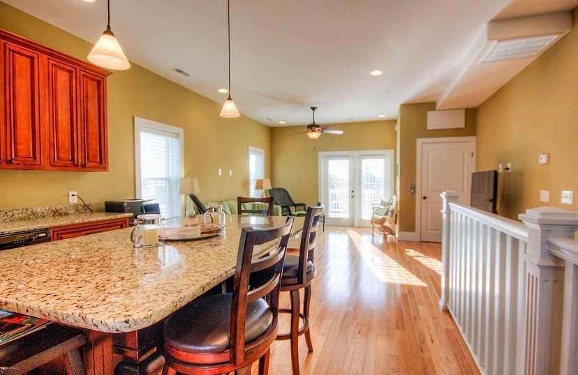 Nice open floor plan perfect for entertaining and hanging out.
