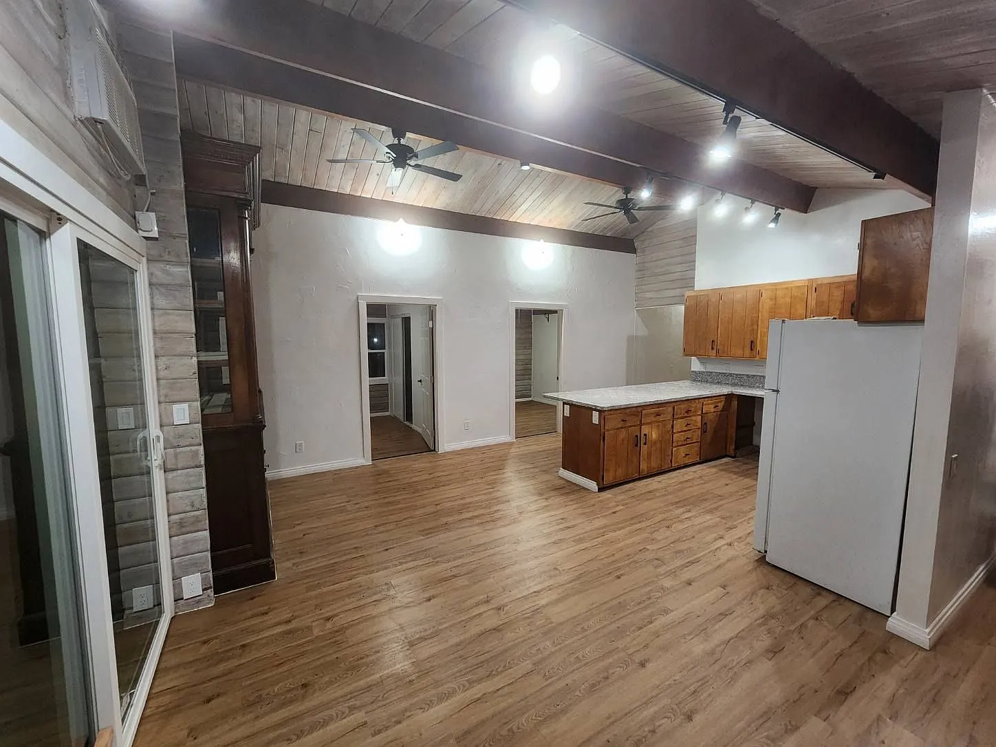 2 bed, 1000 sqft, $2,200 — Photo 2
