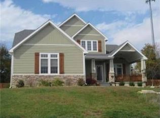 134 Twin Cedar Dr, Tonganoxie, KS 66086