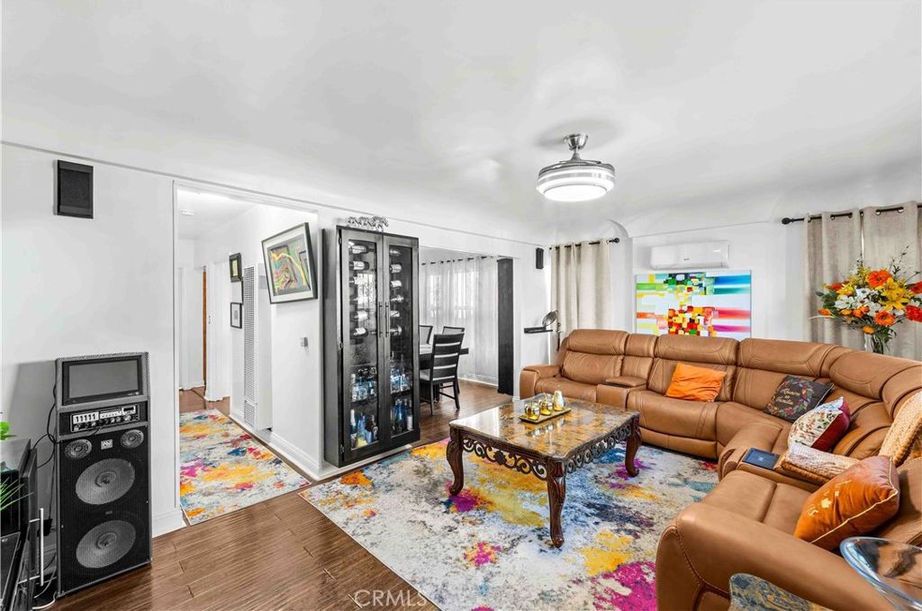 Apartment in Los Angeles, Historic South-Central - More