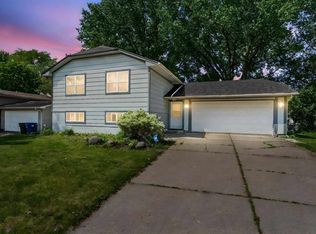 5812 N Thornwood Ave, Davenport, IA 52806