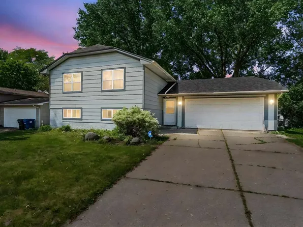 5812 N Thornwood Ave, Davenport, IA 52806