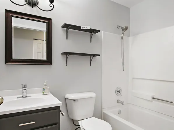 1037 N Village Dr Unit 4, Round Lake Beach, IL 60073