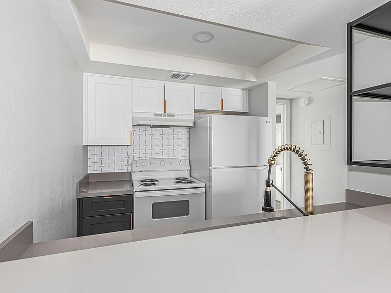 Venture on 36th St — Photo 21