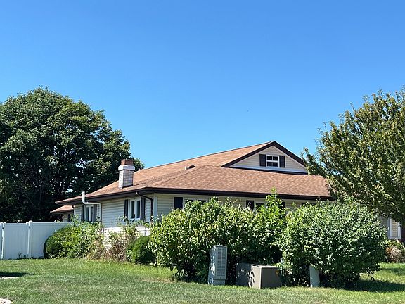 3rd image of 105 Barberry Ln