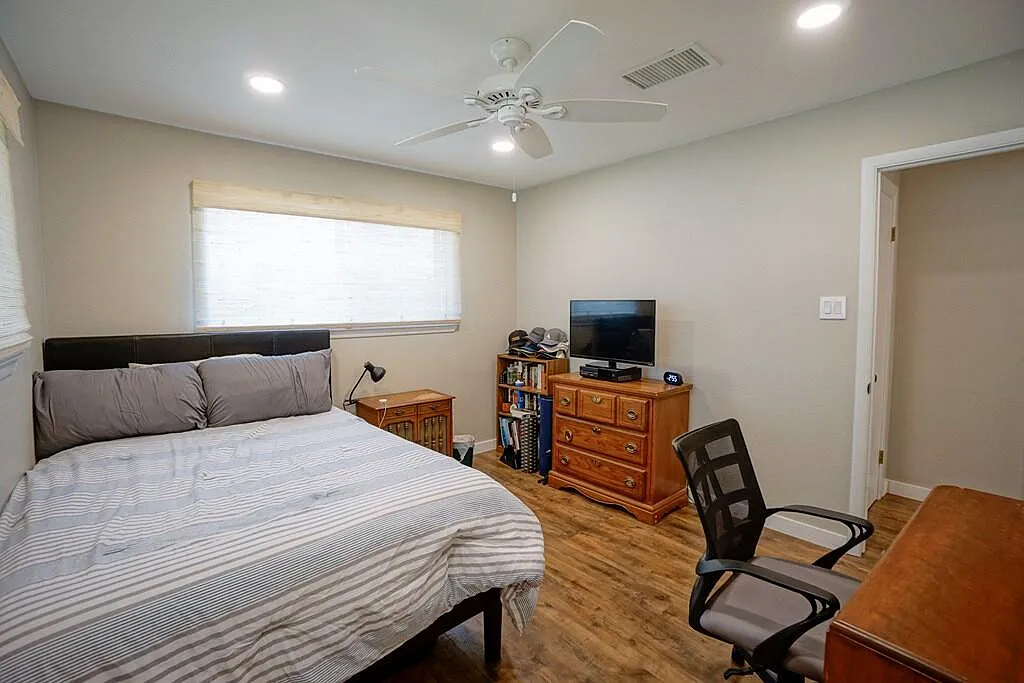 3 bed, 2.0 bath, 1848 sqft, $3,000 — Photo 3