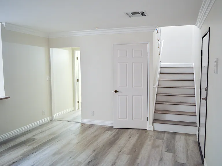 1726 Winona Blvd #104 — Photo 11