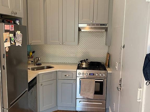 3rd image of 605 Putnam Ave #4
