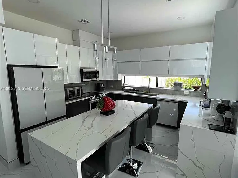 2342 McKinley St — Photo 4