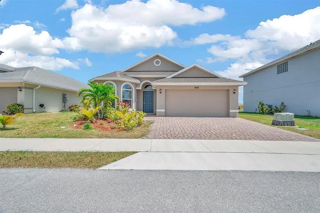 3 bed, 2.0 bath, 1664 sqft, $2,700 — Photo 2
