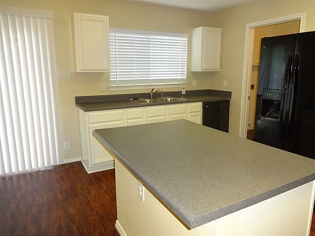 3 bed, 2.0 bath, 1643 sqft, $2,095 — Photo 4