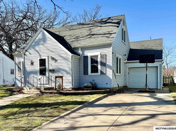 606 11th St NE, Mason City, IA 50401