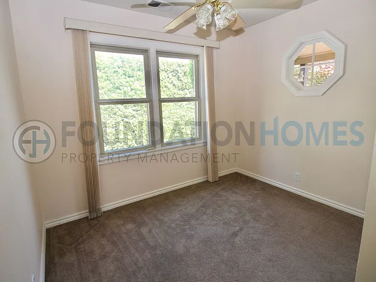130 Suffield Ave — Photo 8