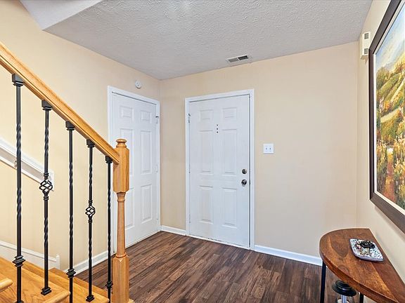 3rd image of 5939 Twyckenham Dr